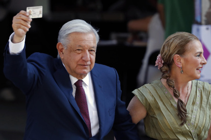 El presidente de México, Andrés Manuel López Obrador, en compañía de su esposa, Beatriz Gutiérrez, se retira tras votar en las elecciones este domingo 2 de junio.