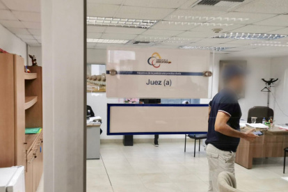 Diligencia. En la lista de los que será imputados están jueces, funcionarios y militares.