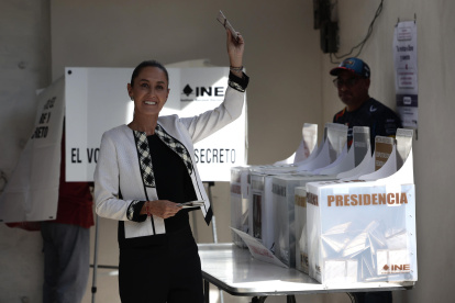 La candidata oficialista a la presidencia de México, Claudia Sheinbaum, emite su voto en las elecciones generales mexicanas este domingo 2 de junio.