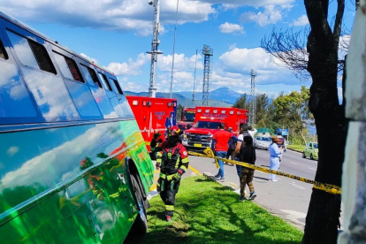 Pasajeros de un bus de transporte interparroquial resultaron afectados.