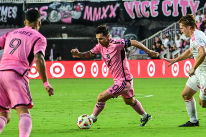 AME1100. FORT LAUDERDALE (ESTADOS UNIDOS), 01/06/2024.- Lionel Messi del Inter Miami en acción durante un partido de fútbol de la Major League Soccer (MLS) entre el Inter Miami CF y el St. Louis City este sábado, en el Chase Stadium de Fort Lauderdale, Florida (EE. UU). EFE/ Giorgio Viera