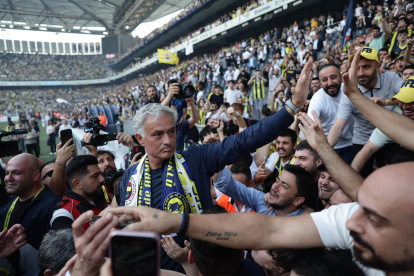Istanbul (Turkey), 02/06/2024.- Jose Mourinho (C) poses for selfies with fans as he is presented as Fenerbahce"s new head coach during a ceremony at the Ulker Stadium in Istanbul, Turkey, 02 June 2024. Jose Mourinho signs a two-year contract with Fenerbahce. (Turquía, Estanbul) EFE/EPA/ERDEM SAHIN