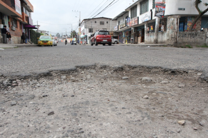 Tola Chica. La avenida Universitaria está llena de baches. Los vecinos del barrio aseguran que los trabajos de mantenimiento no duran.