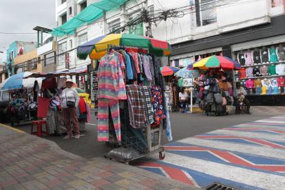 En la calle Juan Montalvo, en el centro de Tumbaco, se ubican decenas de comerciantes que se han tomado la acera y parte de la vía.
