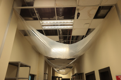 Cerca de las salas de exposiciones se encuentran áreas donde el techo se ha caído y con plásticos se ‘recoge’ el agua lluvia. En el lugar también hay talleres que han cerrado debido a los daños en la estructura.