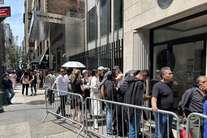 Mexicanos residentes en Nueva York asisten a votar en las elecciones generales de su país este domingo en la sede del consulado de México en Nueva York (México). México tiene la elección más grande de su historia con más de 98 millones de personas llamadas a renovar más de 20.000 cargos, incluyendo la presidencia, los 500 diputados, los 128 senadores y nueve gobiernos estatales. EFE/ Javier Otazu