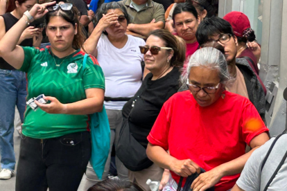 Mexicanos residentes en Nueva York asisten a votar en las elecciones generales de su país este domingo