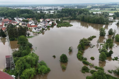 Las inundaciones en Alemania dejaron un bombero fallecido.