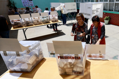 Ciudadanos emiten su voto en las elecciones generales mexicanas este domingo, en un colegio electoral en la ciudad de Toluca en el Estado de México (México).