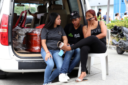 Fallecido. Familiares de Kevin Mendoza lloraban su muerte afuera de la morgue. Otros dos familiares de ellos se encontraban heridos.