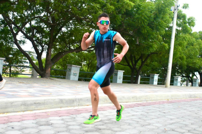 Richard Cueva Íñiguez durante la competencia de triatlón en Manta.