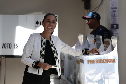 La candidata oficialista a la presidencia de México, Claudia Sheinbaum, vota en las elecciones generales mexicanas este domingo, en un colegio electoral en la Ciudad de México (México).