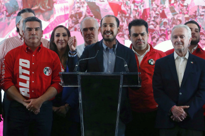 El líder nacional del Partido Acción Nacional (PAN), Marco Cortes (c), habla durante una rueda de prensa este domingo en Ciudad de México (México).