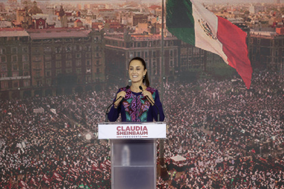 La candidata oficialista a la presidencia de México, Claudia Sheinbaum, habla durante una conferencia de prensa este lunes en la Ciudad de México (México).