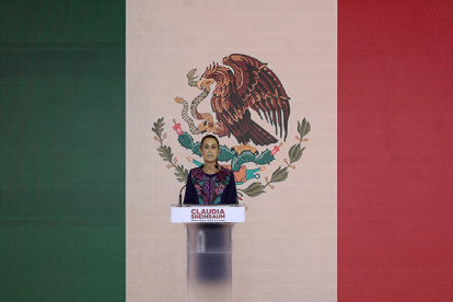 La candidata oficialista a la presidencia de México, Claudia Sheinbaum, habla durante una conferencia de prensa este lunes en la Ciudad de México