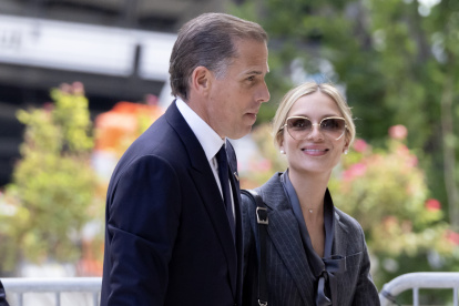 Hunter Biden (i), hijo del presidente de EE.UU. Joe Biden, y su esposa Melissa Cohen Biden (d), llegan a la corte el primer día de juicio contra Hunter