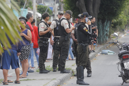 Agentes policiales y familiares de la víctima llegaron al sitio al conocer el suceso.