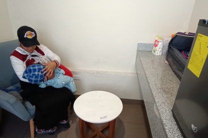 Elvia Namicela es usuaria frecuente del lactario ubicado en la Casa de la Mujer, en el centro de la urbe azuaya.