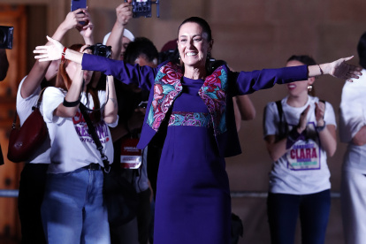 La oficialista Claudia Sheinbaum, ganadora de la elección, saluda a simpatizantes la madrugada de este lunes en la plancha del Zócalo en la Ciudad de México (México).