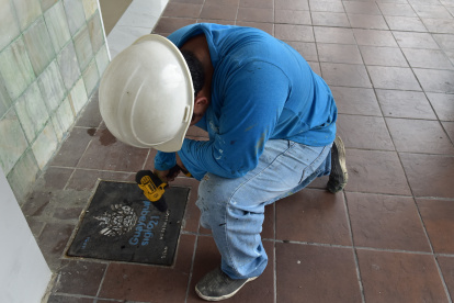coloca tapas plásticas no reciclables como plan piloto para evitar robos de bienes
públicos