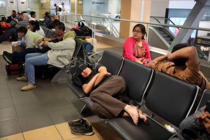 AME1510. LIMA (PERÚ), 03/06/2024.- Decenas de viajeros varados tratan de encontrar soluciones para sus viajes, debido al cierre del terminal por un corte de luz en la pista de aterrizaje, este lunes en el aeropuerto de Lima (Perú). Desde la madrugada de este lunes, la actividad en el principal aeropuerto internacional del país volvió a la normalidad, después de una suspensión de operaciones desde la noche del domingo por una falla en el cableado subterráneo de la pista de aterrizaje que afectó a más de 120 vuelos. Entre los primeros turistas en llegar a Lima estuvo la española Clara, de Valladolid, que visita por primera vez Perú, y había elegido la ciudad de Arequipa, segunda localidad del país, como su primer destino a conocer en el país. EFE/Paolo Aguilar