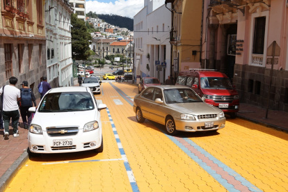 Los adoquines de la calle Caldas fueron pintados de color naranja.