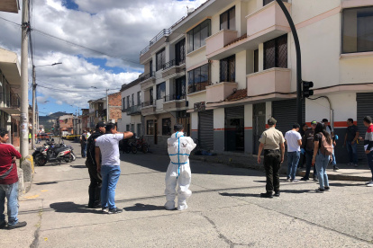 Personal de Criminalística realizó el levantamiento del cadáver del hombre que fue asesinado al estilo sicariato en el centro de Cuenca.