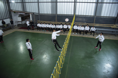 En una cancha del Valle de los Chillos, "Los más queridos" se reúnen para jugar durante varias horas.
