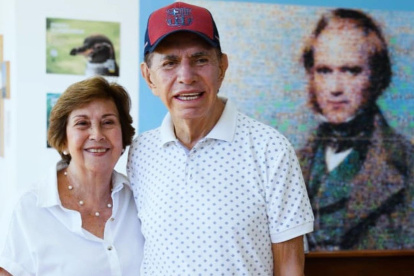 Alfonso Espinosa de los Monteros con su esposa.