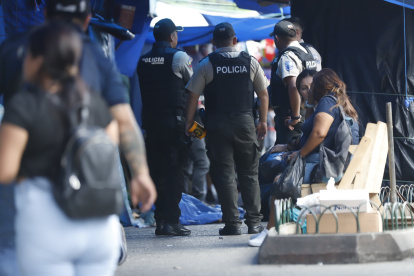 Luego de la muerte violenta, se levantaron los cuerpos por los equipos especializados y de ahí se desalojó a los comerciantes del lugar.