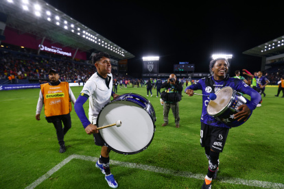 Kendry Páez (i) y Joao Ortiz (d) dirigieron los festejos con tambor en mano en la cancha.