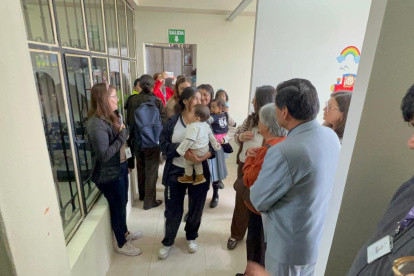 Las madres con sus hijos acuden a clases y en los ratos libres los amamantan.