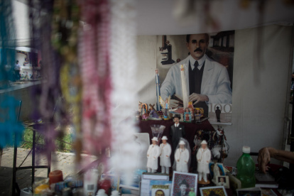 Láminas, retratos y figuras religiosas con la imagen del médico José Gregorio Hernández a la venta en las inmediaciones de una iglesia en Caracas (Venezuela).