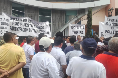 Decenas de transportistas reclamaron a lo largo de la avenida Quito