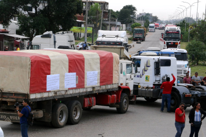 Transportistas bloquean la entrada de la refinería Guillermo Elder Bell este lunes, en Santa Cruz (Bolivia).