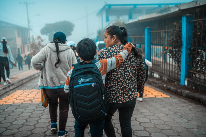 Educación. Funnes entregó 300 maletas con útiles escolares este año.