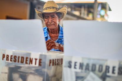 Ciudadanos emiten su voto en las elecciones generales mexicanas en un colegio electoral, en el municipio de Coyuca de Benítez, en Guerrero (México).