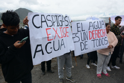Bloqueo. Los vecinos cerraron el paso desde la madrugada del martes 4 de junio.