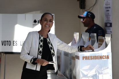 La candidata oficialista a la presidencia de México, Claudia Sheinbaum, vota en las elecciones generales mexicanas, en un colegio electoral en la Ciudad de México (México).