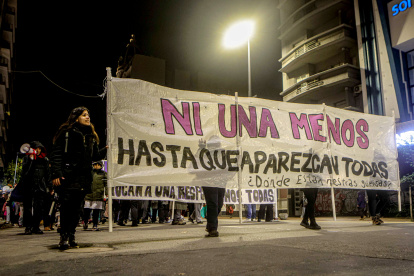 Varias mujeres se manifiestan este lunes durante una marcha en la Avenida 18 de Julio, en Montevideo (Uruguay).