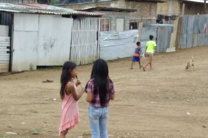Imagen referencial de un grupo de niños que habita en una zona urbano marginal de una ciudad de Ecuador.