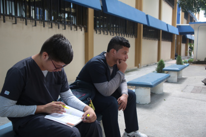 Referencial. Estudiantes universitarios durante un receso de su actividad académica.
