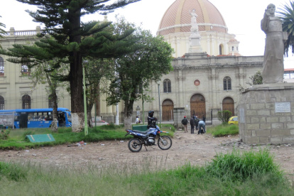Situación. Debido a la obra de restauración pausada, el parque se ve abandonado y con trabajos a medias.