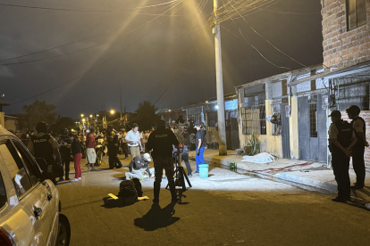 Equipos especializados acuden a la escena del crímen para el levantamiento de los cadáveres.