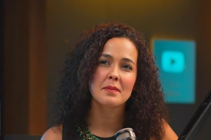 Alondra Santiago causó polémica por realizar una parodia del Himno Nacional.