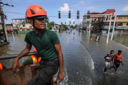 El equipo de rescate del ejército de Sri Lanka camina por una carretera inundada después de fuertes lluvias en el suburbio de Colombo, Sri Lanka, el 4 de junio de 2024.