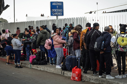 Migrantes esperan sobre una calle, este 5 de junio en la ciudad de Tijuana, Baja California.