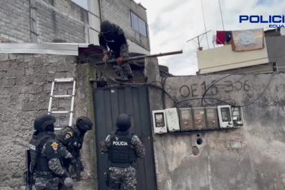 Efectivos policiales durante el allanamiento a una de las viviendas en este caso.