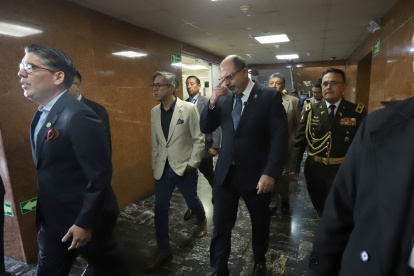 Henry Kronfle improvisó una rueda de prensa para responder al viceministro Esteban Torres.