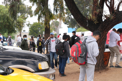 Migrantes esperan su turno para subir a un bus, este 5 de junio en San Ysidro, San Diego (Estados Unidos).